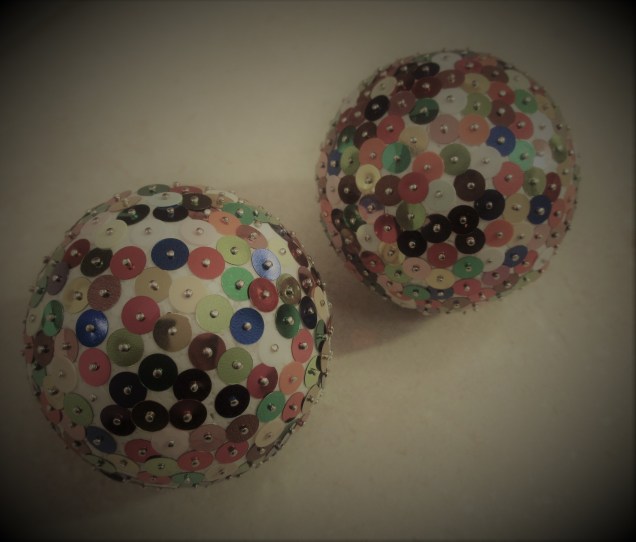 Paillettenbesetzte Styroporkugeln